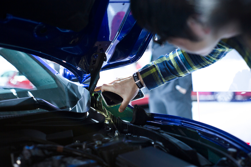 Illustration for article titled Auto Shows Are Filled With Car Companies Spying On Their RivalsÂ